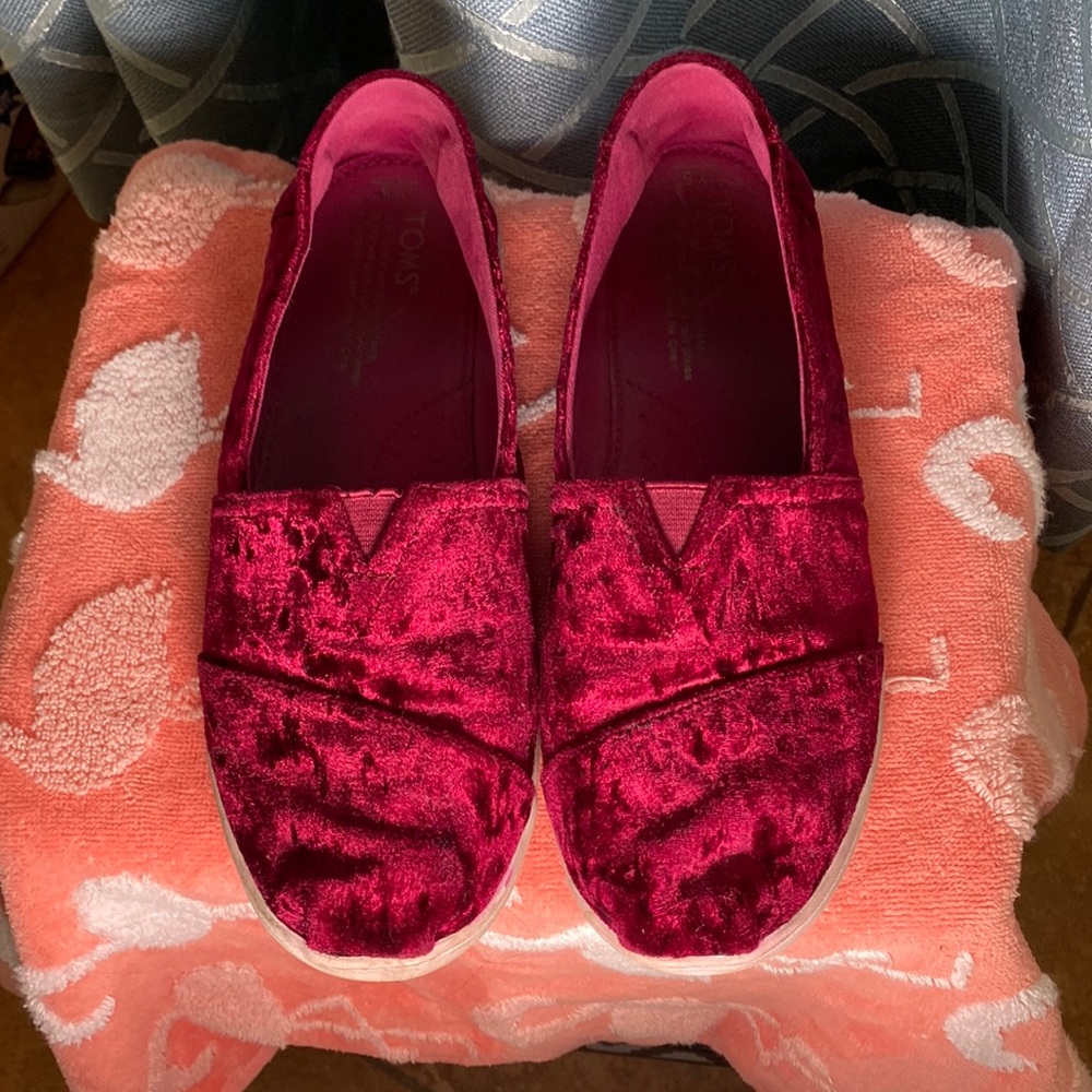 🍇Toms black cherry crushed Velvet size 5Y, used but is in good condition🍇